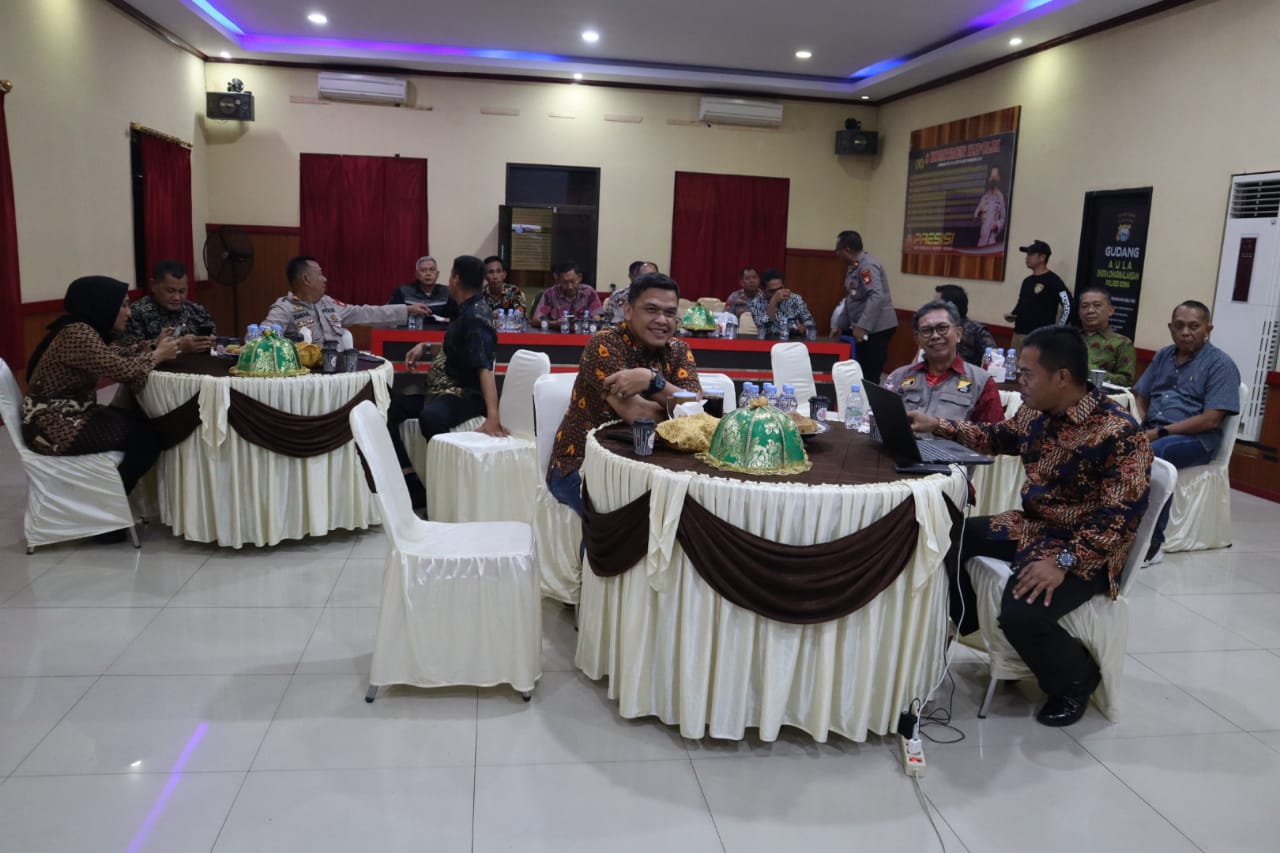 Lestarikan Budaya Indonesia, Kapolres Gowa Nonton Wayang Kulit Bareng PJU