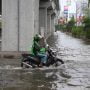 cara aman berkendara di musim hujan