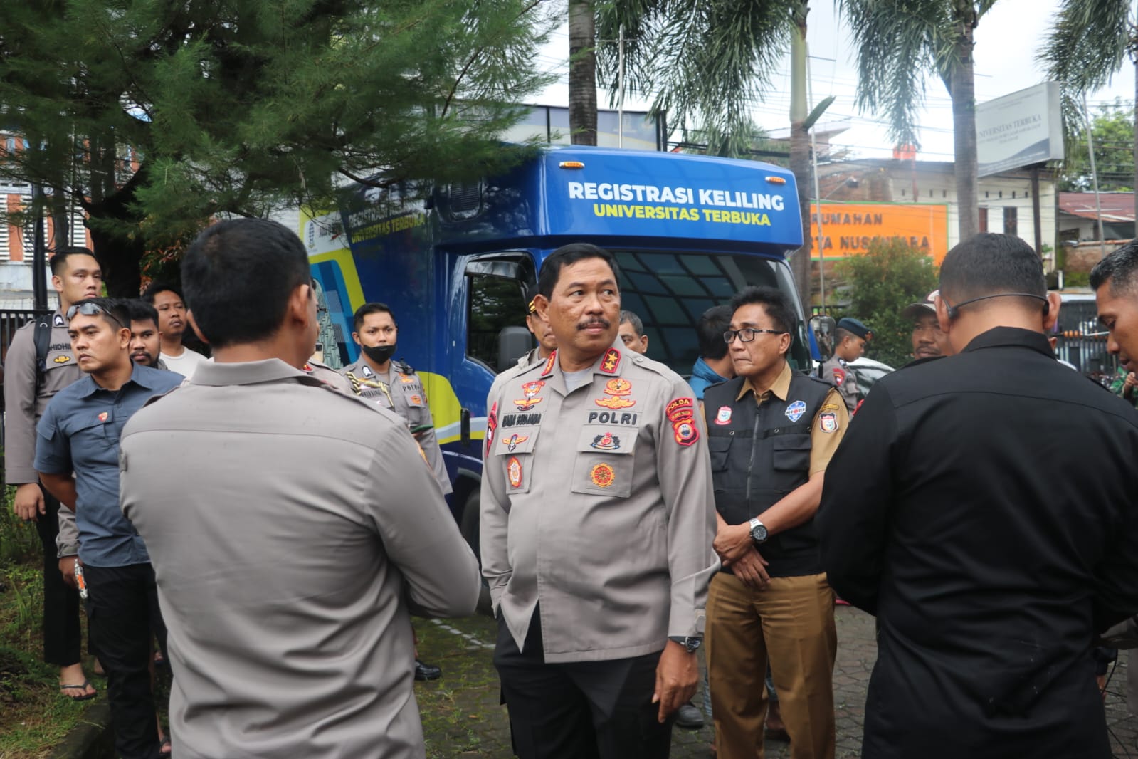 Kapolda Sulsel Kunjungi Warga Korban Banjir di Monginsidi Baru Kota Makassar