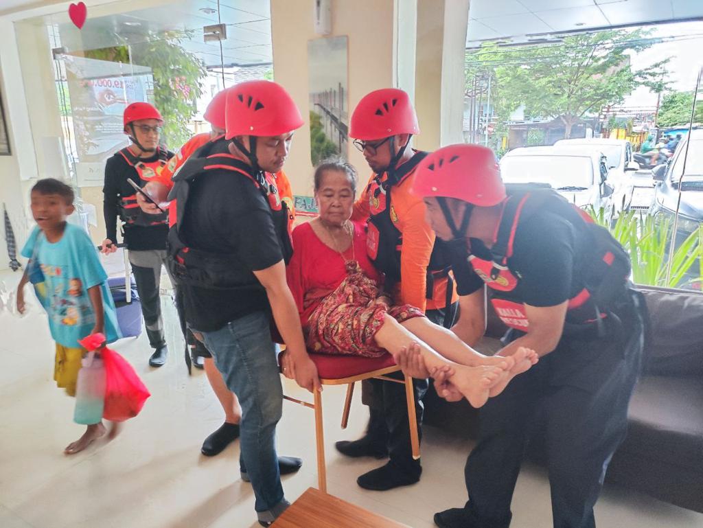 Bantu Ribuan Warga Terkena Banjir, Kalla Rescue Jangkau 9 Kecamatan di Kota Makassar