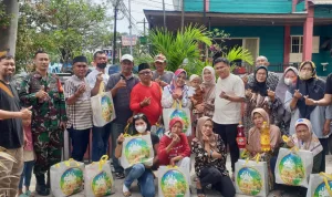 Lurah Maloku Bagikan Ratusan Paket Lebaran kepada Warganya