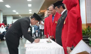 Rektor Unhas, Serahkan 11 SK Profesor Baru dan Lantik 23 Pejabat Tugas Tambahan