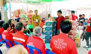 Bacaleg dan Pengurus PSI Berbagi Kasih di Lokasi Kebakaran, Arwan Tjahjadi : Insya Allah PSI Akan Selalu di Hati Masyarakat