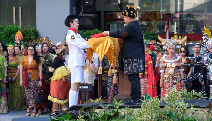 Semarak Hut Kemerdekaan RI ke-78 Usai Upacara Bendera Claro Hotel Makassar Bagikan 1000 Mangkok Bakso ke Tamu