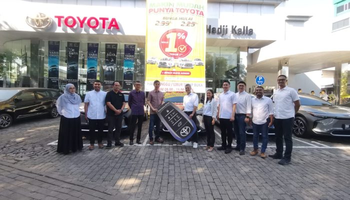 Toyota Astra Motor Serahkan bZ4X ke Management Kalla Toyota Sebagai Komitmen Capai Target Net Zero Emission