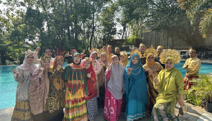 Peringati Hut ke 416 kota Makassar Seluruh Warga Sekolah Islam Athirah Kenakan Baju Adat. Direktur: Ini Membangun Kecintaan akan Karya dan Budaya Leluhur