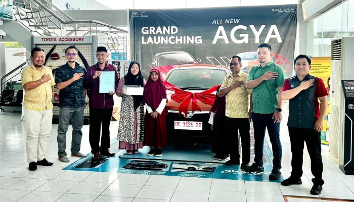 Kalla Toyota Serahkan Grand Prize Toyota Agya ke Pelanggan Kalla Toyota Polman