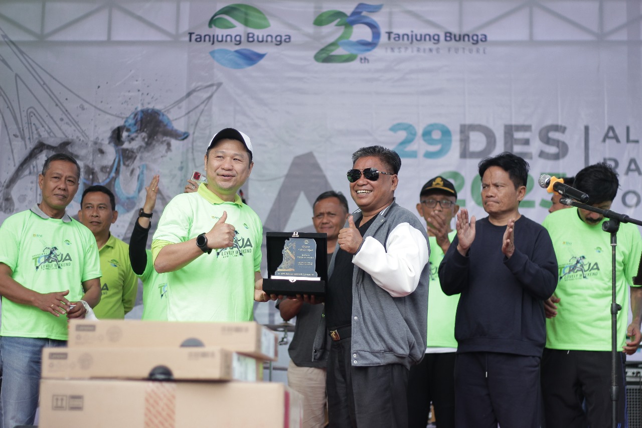 peserta yang beruntung mendapatkan doorprize