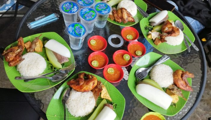 Makan Nasi Tempong di de’Tempong Hasanuddin Mulai Harga Rp34 Ribu