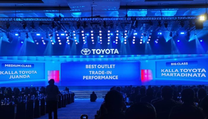 Kalla Toyota Juanda dan Martadinata meraih penghargaan best outlet trade-in performance di Toyota Dealer Convention 2024