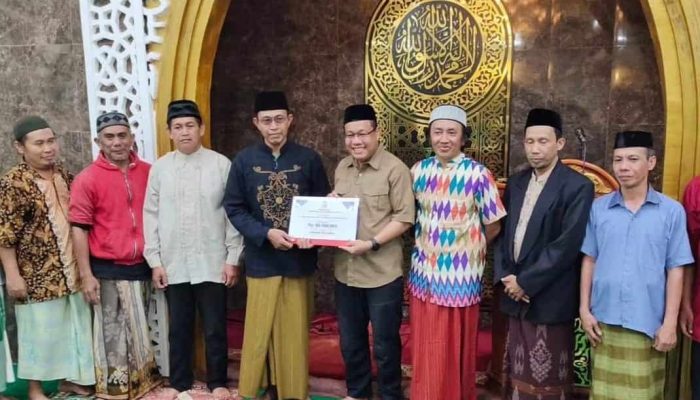 Safari Ramadhan, Sekwan DPRD Serahkan Dana Hibah Pemkot Makassar di Masjid Jannatul Firdaus