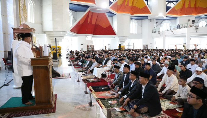 Pangdam XIV/Hsn Bersama Forkopimda Sulsel dan Masyarakat Kota Makassar Melaksanakan Sholat Idul Fitri di Masjid Kubah 99