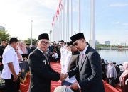 Kaban Bappeda Makassar Helmy Budiman Tinggalkan Kursinya dan Bertukar Tempat dengan Kadis PM PTSP Makassar Zulkifli Nanda