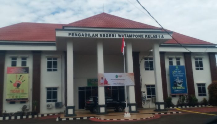 PN Bone Gelar Sidang Ke-3 Terkait Penggelapan dan Pemalsuan Cap Jempol Tanda Terima Sertifikat Prona milik H.Mappa oleh  Aparat Desa Nagauleng Bone