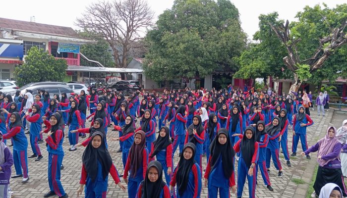 “Bangunlah Jiwa dan Raganya” dengan Senam Bersama di Halaman SMKN 2 Makassar