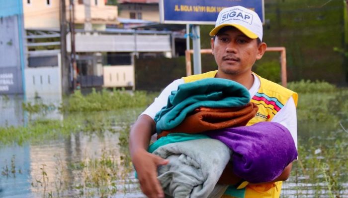 Indosat Ooredoo Hutchison Salurkan Bantuan untuk Korban Banjir di Makassar